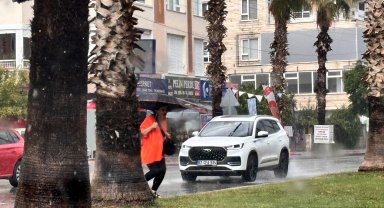 Antalya'da sağanak yaşamı olumsuz etkiledi
