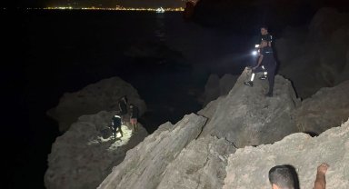 Balık tutmak için çıktıkları kayalıkta mahsur kaldılar