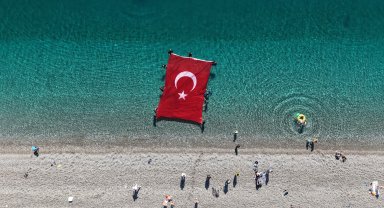 Bayramı su altında bayrak açarak kutladılar