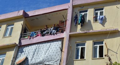 Binada yangın çıktı, mahsur kalan çocukları itfaiye kurtardı