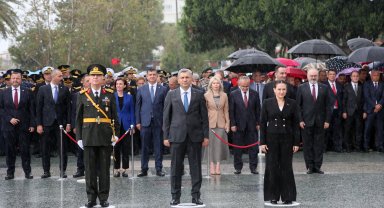 Cumhuriyet coşkusu Ata'ya çelenk sunumuyla başladı