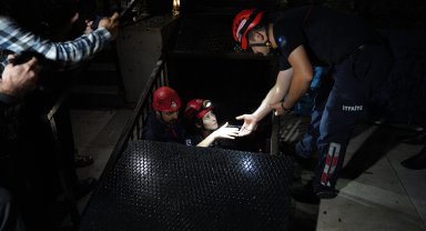 Dalgaların yükselmesiyle mağara 6 saat mahsur kalan 2 kişi kurtarıldı