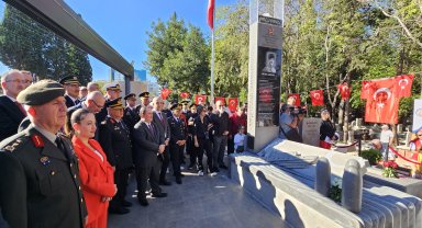 Dünya tarihinde ilk defa uçak gemisi batıran Topçu Yüzbaşı Aker'in anıt mezarı açıldı