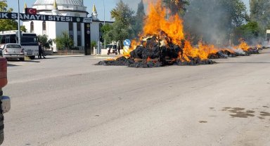Elyaf yüklü traktör römorku yandı