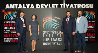 Fuarda tiyatro vitrine çıktı