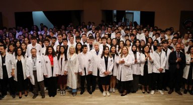 Genç hekim adayları beyaz önlüklerini giydi