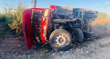 İtfaiye aracı devrildi: 2 yaralı