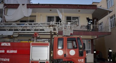 İtfaiye yangını söndürüp, evdeki kuşu kurtardı