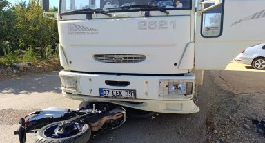 Kamyonla çarpışan motosikletin sürücüsü hayatını kaybetti