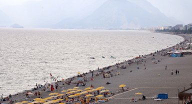 Konyaaltı Sahili'nde ekimde deniz keyfi