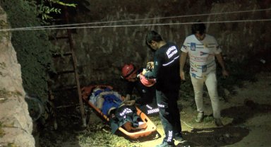 Kurtarma sırasında üşüyen turiste yeleğini verdi