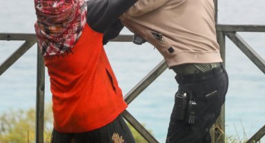 Mahsur kaldığı falezlerden kurtarıldı, gazetecilere saldırdı