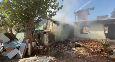 Metruk gecekondudaki yangını itfaiye söndürdü