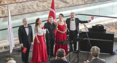 Nekropolde coşkulu Cumhuriyet kutlaması