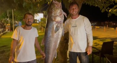 Oltayla 60 kiloluk balık yakalayıp, gelirini kimsesiz çocuklara bağışladılar