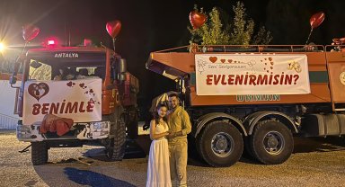 Orman işçisi arazöze pankart asıp kız arkadaşına evlilik teklif etti