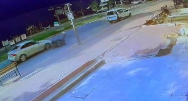 Otomobili üzerine sürdüğü motosikletlinin ölümüne neden olduğu anlar kamerada