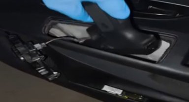 Otomobilin kapısında tabanca gizlemek için düzenek bulundu