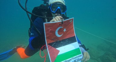 Su altında işaret diliyle Gazze eylemi