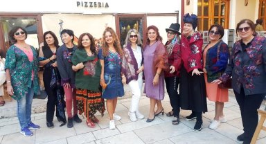 Tarihi kapıda keçe kıyafet defilesi