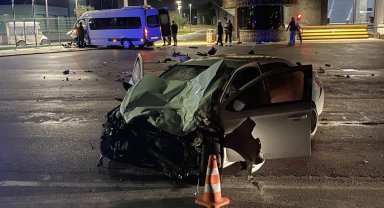 Tur minibüsüyle otomobil çarpıştı: 2 yaralı
