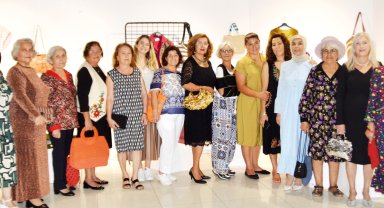 Ürettikleri kıyafetleri, üzerlerinde tanıttılar