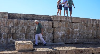 Üzerindeki çatlaklar her yıl büyüyen mendireğin yıkılma tehlikesi
