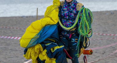 Yamaç paraşütüyle zirveden atlayıp sahile indiler