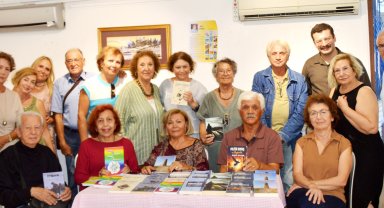 Yazar çift kitaplarını imzaladı