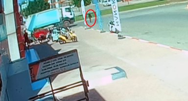 Yolun karşısına geçmeye çalışırken çöp kamyonunun altında kaldı