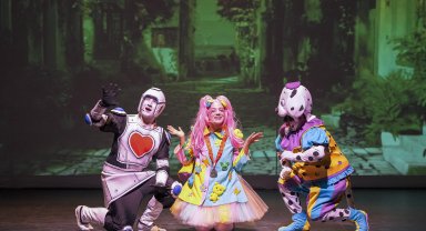 'Dino Ormanı' ile miniklerin neşeli sesleri sahneyi doldurdu