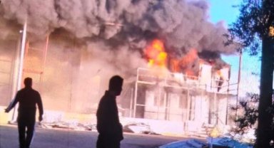 Antalya'da bahçe mobilyaları deposu alev alev yandı