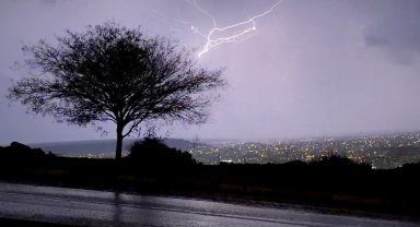 Antalya'da geceyi şimşekler aydınlattı