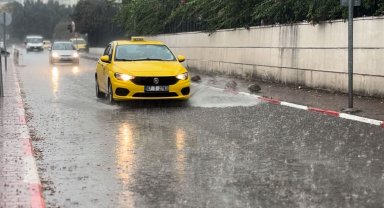 Antalya'da sağanak, yerini fırtına ve doluya bıraktı
