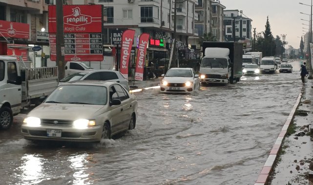 Antalya'da şiddetli yağış; yollar göle döndü