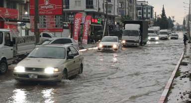 Antalya'da şiddetli yağış; yollar göle döndü