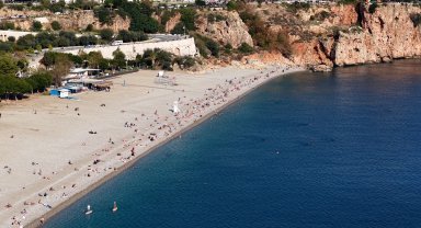 Ara tatilin son gününde, sahilde yazı aratmayan yoğunluk