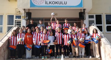 Büyükşehir'den geleceğin sporcularına malzeme desteği