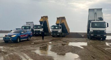 Çalınan 50 kamyon kum, sahilde dev çukurlara neden olan yerlerine döküldü
