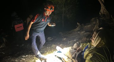 Dağlık alanda ayağından yaralanan turist, 5,5 saatte kurtarıldı
