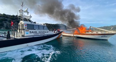 Demre'de ticari yat yandı