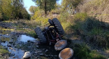 Devrilen traktörün sürücüsü hayatını kaybetti
