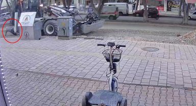 Ekmek almak için çıkmıştı; kepçenin altında kalarak öldü, kaza kamerada