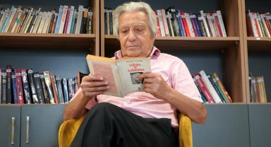 Emekli müzik öğretmeni, ünlü isimlerle biriktirdiği anılarını kitaplaştırıyor