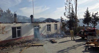 Eski okul binası yandı