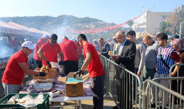 Festivalde ekmek arası hamsi kuyruğu
