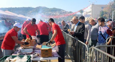 Festivalde ekmek arası hamsi kuyruğu