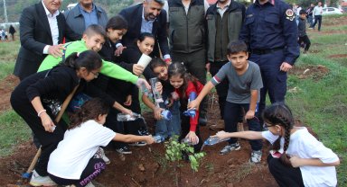 Fidanlara can suyunu öğrenciler verdi