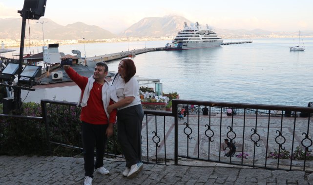 Fransız turistler, lüks yolcu gemisi ile Alanya'ya geldi