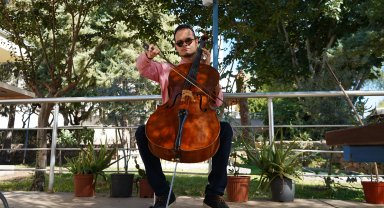 Görme engelli müzik öğretmeninden hastalara 'ritim ve şarkılı terapi'